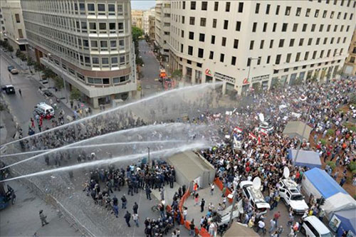 cañones de agua contra manifestantes en el centro de Beirut
